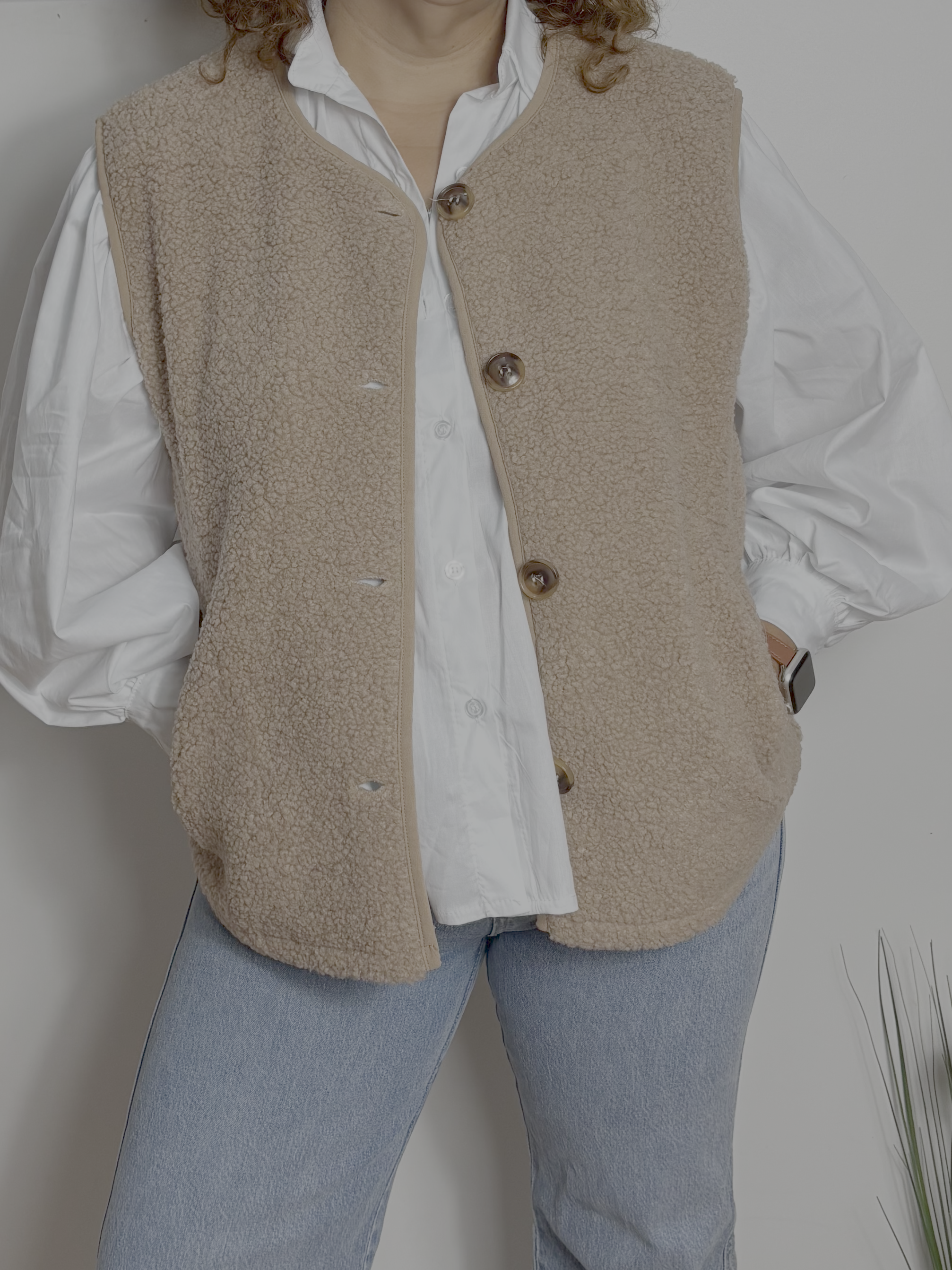 Gilet sans manches bouclé avec poches