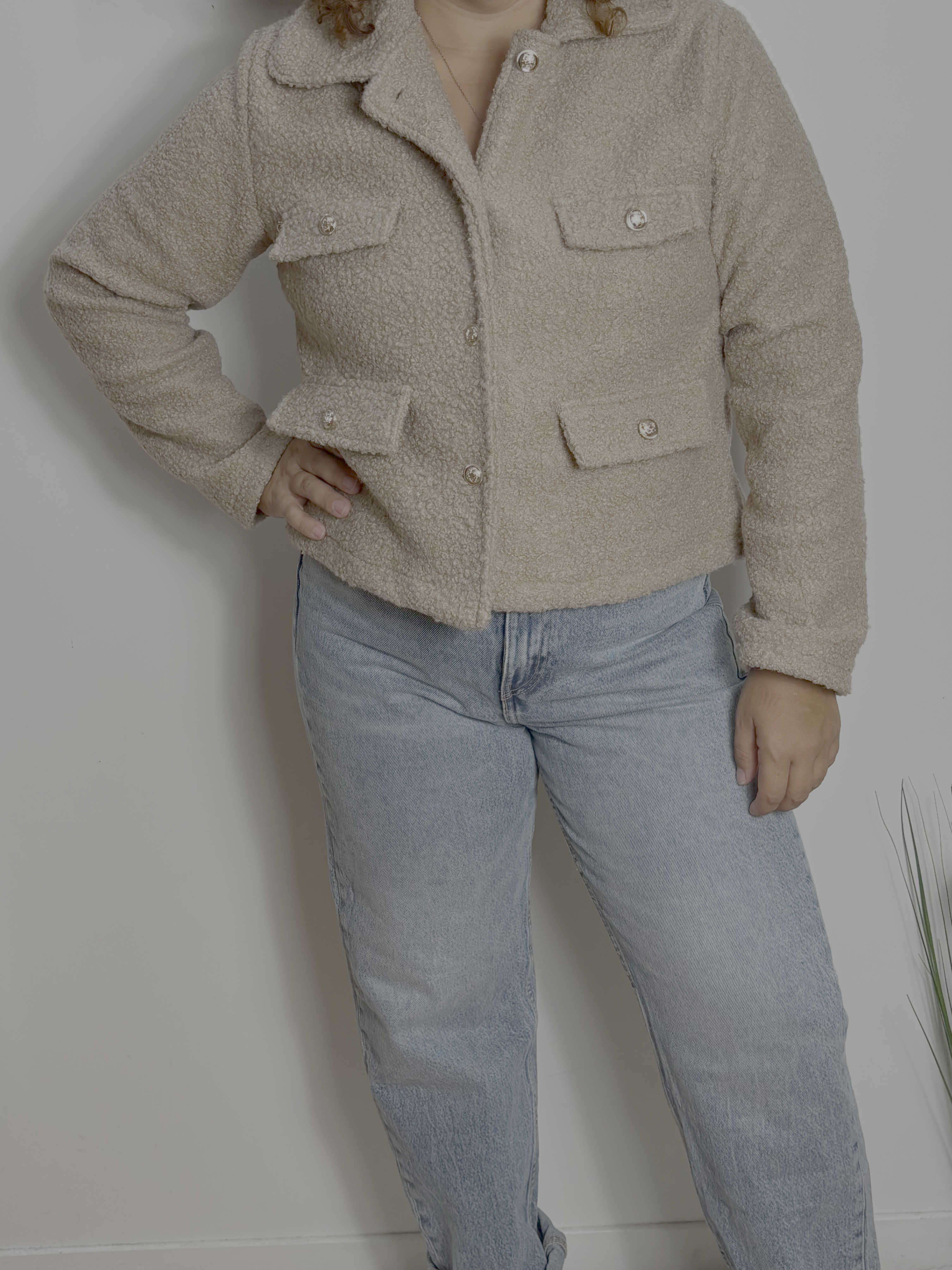 Veste bouclée à boutons dorés