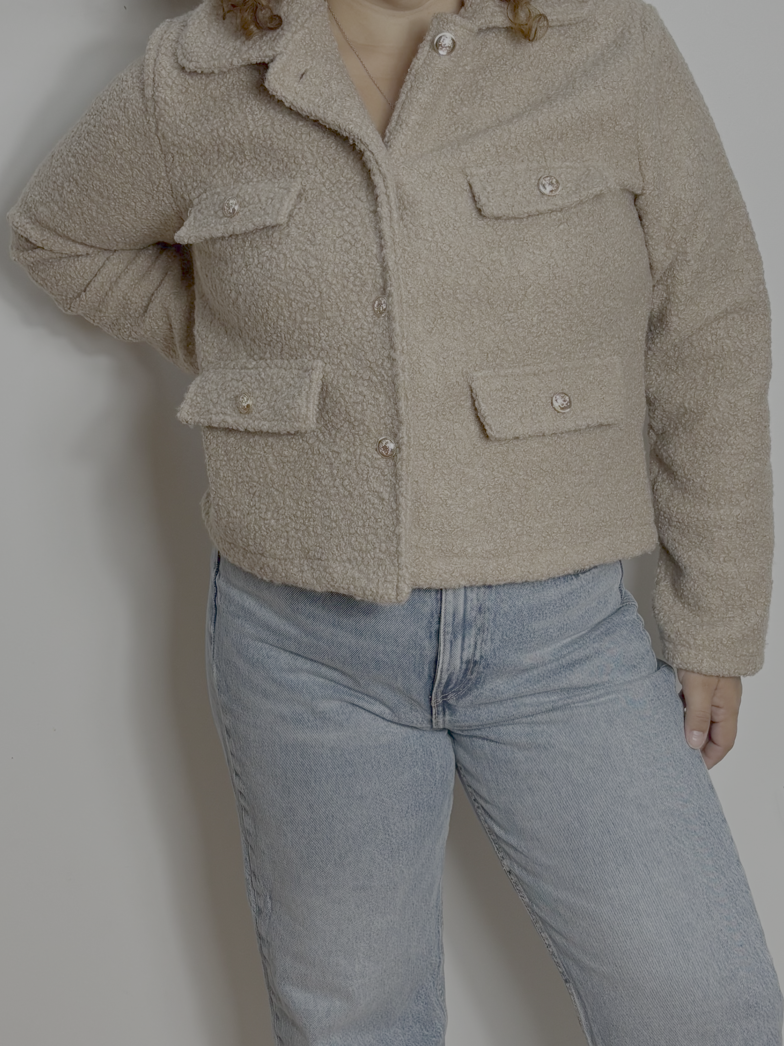 Veste bouclée à boutons dorés